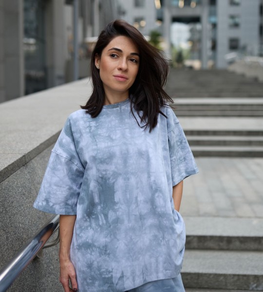 Футболка Tie-Dye Breeze Сіро-блакитна | Showroom By Nona — зображення 4 Футболка Tie-Dye Breeze Сіро-блакитна | Showroom By Nona — зображення 4