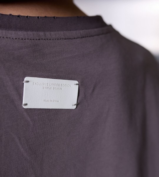 Футболка Casual Raw Edge Tee Графіт | Showroom By Nona — зображення 3