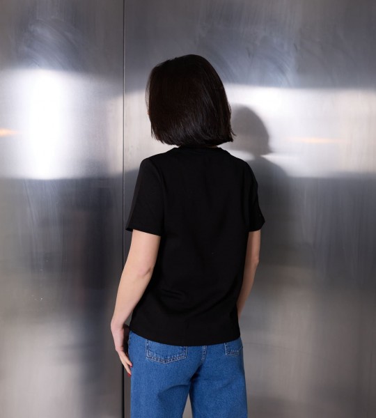 Футболка Shimmer Touch Tee Чорна | Showroom By Nona — зображення 3