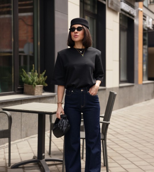 Футболка Sharp Silhouette Чорна | Showroom By Nona — зображення 4