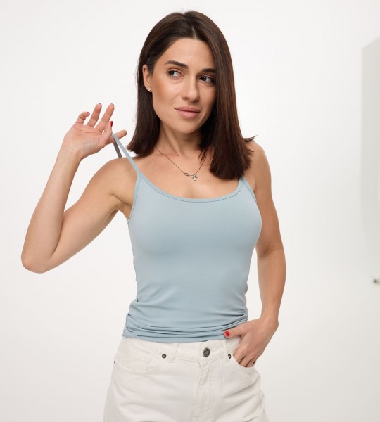 Майка Basic з тонкими бретелями Блакитна | Showroom By Nona — зображення 2