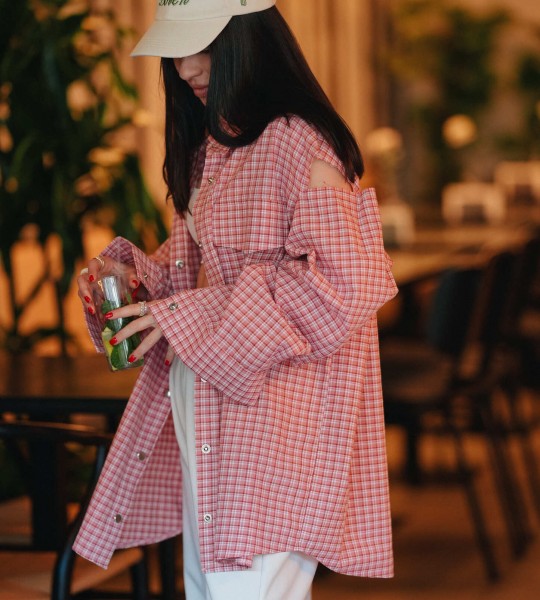 Сорочка Oversize в клітинку з вирізами Персик | Showroom By Nona — зображення 3 Сорочка Oversize в клітинку з вирізами Персик | Showroom By Nona — зображення 3
