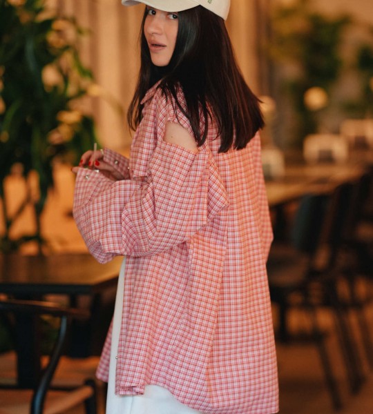 Сорочка Oversize в клітинку з вирізами Персик | Showroom By Nona — зображення 2 Сорочка Oversize в клітинку з вирізами Персик | Showroom By Nona — зображення 2