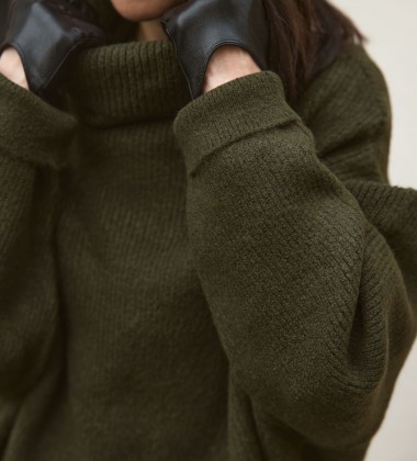 Светр Oversize Warm Hug Хакі | Showroom By Nona — зображення 4 Светр Oversize Warm Hug Хакі | Showroom By Nona — зображення 4