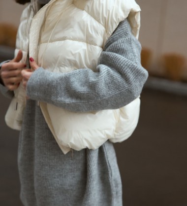 Жилетка Glossy Puff Milk | Showroom By Nona — зображення 2 Жилетка Glossy Puff Milk | Showroom By Nona — зображення 2